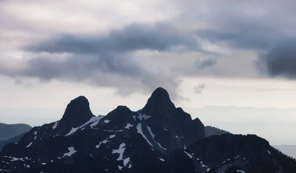 Vista aérea de avião de um vale na paisagem montanhosa canadense. — Fotografia de Stock