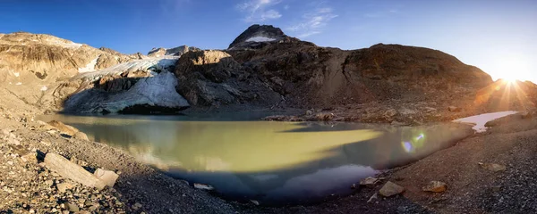 Glaciärsjön uppe i Klippiga bergen — Stockfoto