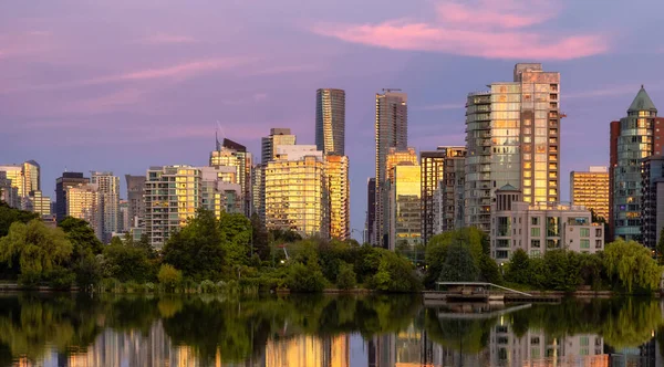 Uitzicht op Lost Lagoon in het beroemde Stanley Park in een moderne stad met gebouwen skyline — Stockfoto