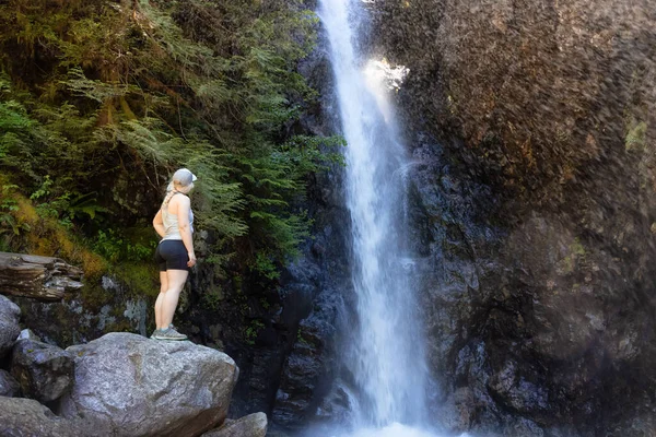 Senderista mujer adulta en Norvan Falls y arroyo del río en el cañón natural —  Fotos de Stock