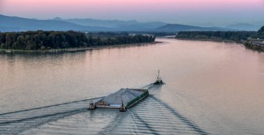 Fraser Nehri 'ndeki römorkör görüntüsü