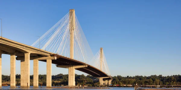 Puente Port Mann sobre el río Fraser. — Foto de Stock