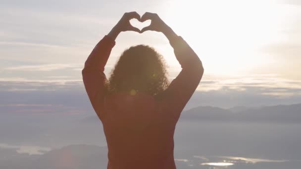 Dobrodružná kavkazská Dospělá žena pěší turistika v kanadské přírodě — Stock video