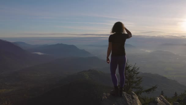 Aventurero caucásico adulto mujer senderismo en canadiense naturaleza — Vídeos de Stock