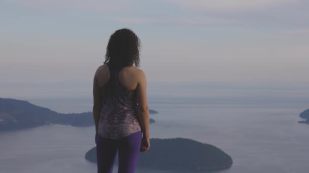 Femme aventureuse Randonnée au sommet du paysage montagneux — Video