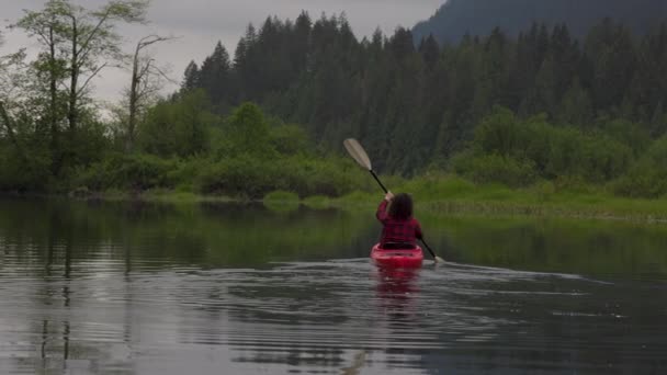 Aventura caucásica mujer adulta Kayak en Red Kayak — Vídeos de Stock