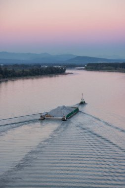 Fraser Nehri 'ndeki römorkör görüntüsü