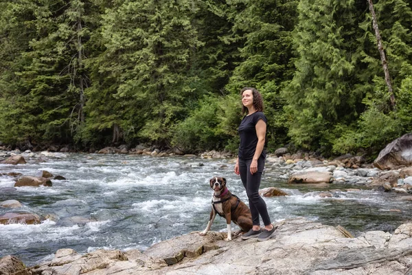 Senderismo de mujer con perro boxeador en la naturaleza canadiense —  Fotos de Stock