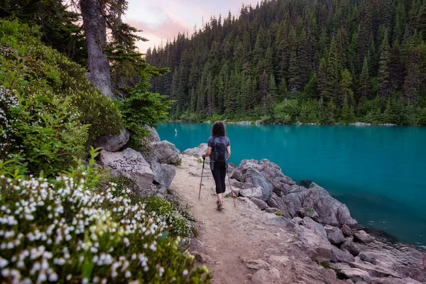 Maceraperest Beyaz Kafkasyalı Yetişkin Kadın Kanada Doğa yolunda yürüyor — Stok fotoğraf