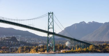 Stanley Park 'tan Ünlü Aslanlar Köprüsü manzarası