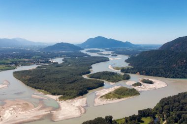 Fraser Vadisi 'nin Kanada Doğa Dağı manzaralı havadan görüntüsü.