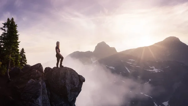 Fantasy Adventure Composite egy nővel a hegy tetején — Stock Fotó