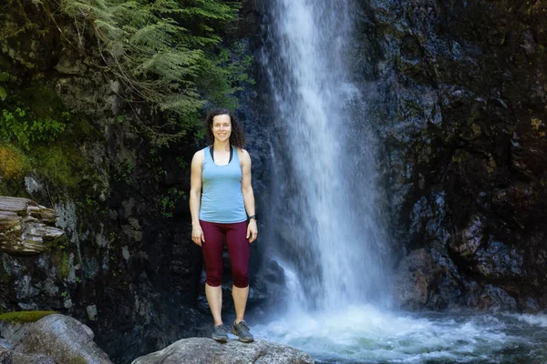 Senderista mujer adulta en Norvan Falls —  Fotos de Stock