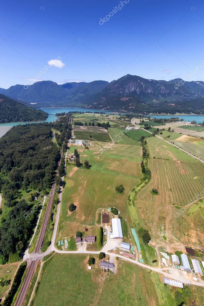 Vista aérea del valle de Fraser con fondo de paisaje de montaña de