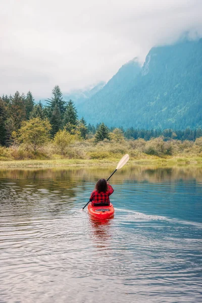 Przygoda Biała Dorosła Kobieta Kajakarstwo w Red Kayak — Zdjęcie stockowe