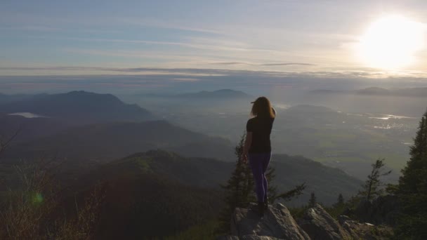 カナダの自然の中で冒険的な白人大人の女性のハイキング — ストック動画