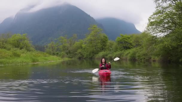 Aventura caucásica mujer adulta Kayak en Red Kayak — Vídeo de stock