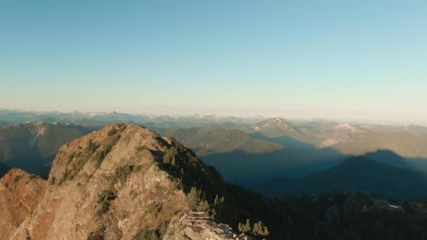 Vista aérea del paisaje montañoso canadiense rocoso. — Vídeo de stock