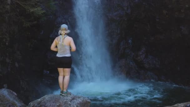 Caminhante mulher adulta em Norvan Falls e riacho no cânion natural — Vídeo de Stock