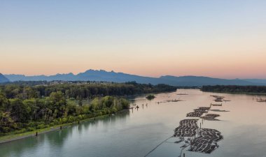 Arka planda Fraser Nehri ve Dağ manzarası