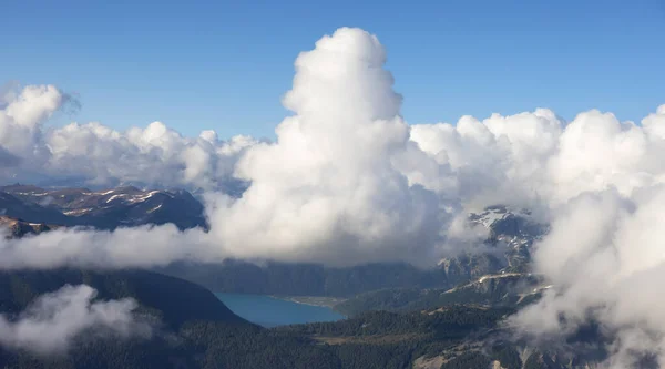 Vista aérea do avião da paisagem montanhosa canadense — Fotografia de Stock