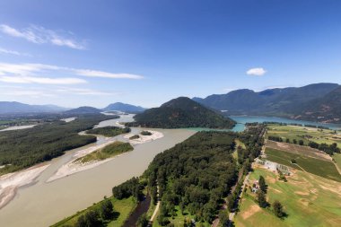 Fraser Vadisi 'nin Kanada Doğa Dağı manzaralı havadan görüntüsü.