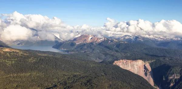 Luchtfoto vanuit vliegtuig van het Canadese berglandschap — Stockfoto