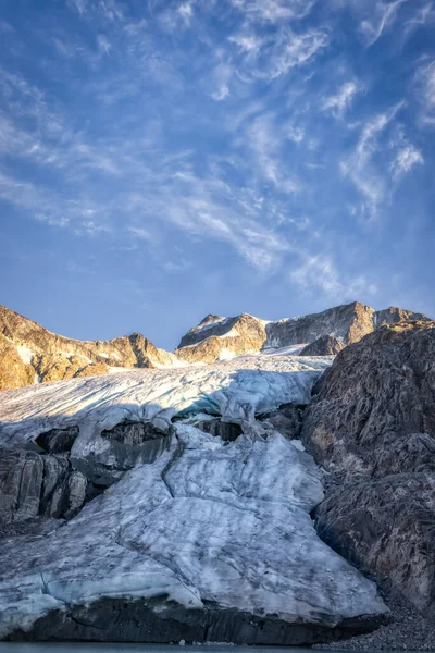 Vista del vibrante lago glaciar colorido en las montañas rocosas —  Fotos de Stock