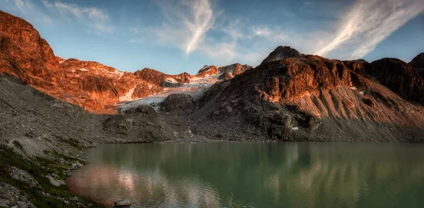 Vista panorámica del vibrante lago glaciar colorido en las montañas rocosas — Foto de Stock