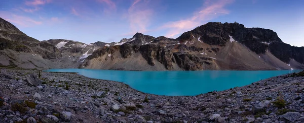 Panoramatický pohled na pulzující barevné ledovcové jezero ve Skalistých horách — Stock fotografie