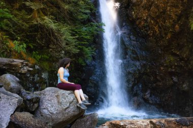 Norvan Şelalesi 'nde yetişkin kadın yürüyüşçüsü.