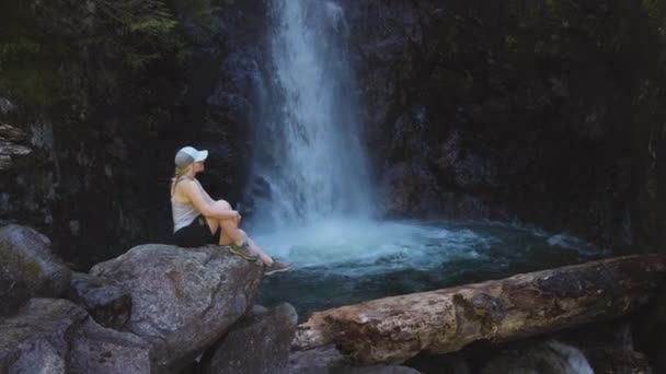 Senderista mujer adulta en Norvan Falls y arroyo del río en el cañón natural — Vídeo de stock