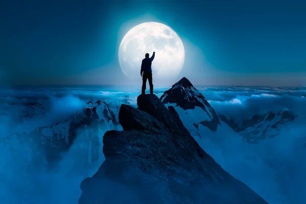 Magisk konstnärlig komposit av äventyrlig man på toppen av ett bergigt berg — Stockfoto