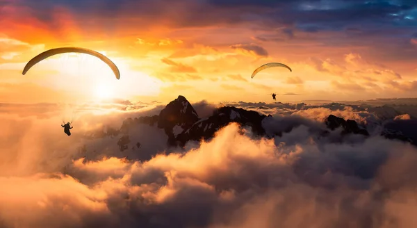 Imagem composta de aventura de Parapente Voando no alto das Montanhas Rochosas. — Fotografia de Stock