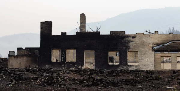 Вогонь Дебриз будинків у маленькому містечку з димом у небі . — стокове фото