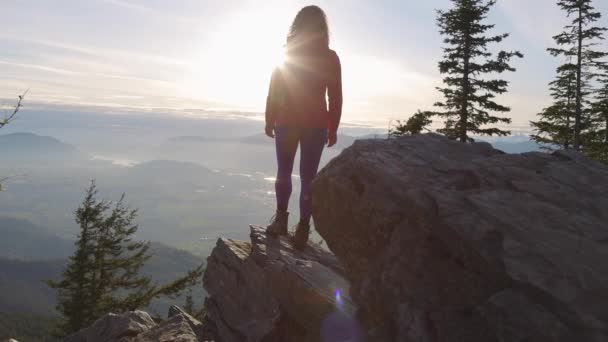 Aventurero caucásico adulto mujer senderismo en canadiense naturaleza — Vídeo de stock