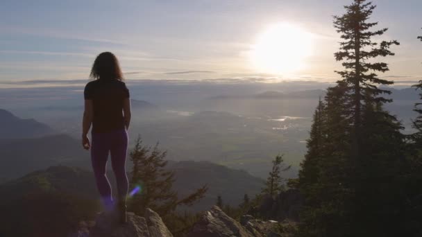 Dobrodružná kavkazská Dospělá žena pěší turistika v kanadské přírodě — Stock video