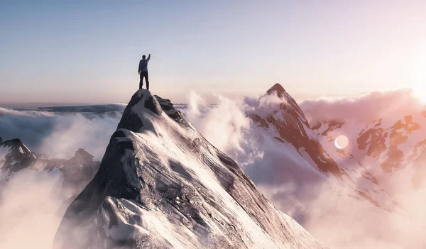 Abenteuerlustiger Mann nimmt Moment auf dem Gipfel eines Berges wahr — Stockfoto