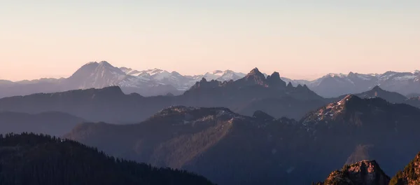 Vista panorámica del paisaje montañoso canadiense rocoso. —  Fotos de Stock