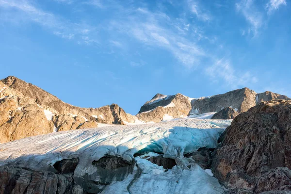 Pohled na pulzující barevné ledovcové jezero ve Skalistých horách — Stock fotografie