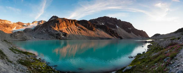 Panoramautsikt över den färgglada Glaciärsjön uppe i Klippiga bergen — Stockfoto