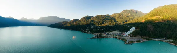 Veduta aerea panoramica della piccola città turistica, spiaggia di Britannia — Foto Stock