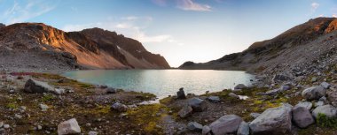 Rocky Dağlarındaki Canlı Renkli Buzul Gölü 'nün Panoramik Manzarası
