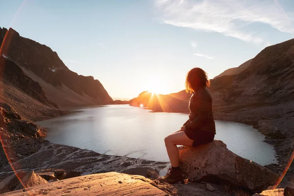Äventyrlig vit vuxen kvinna Vandring på toppen av en kanadensisk Rocky Mountain — Stockfoto