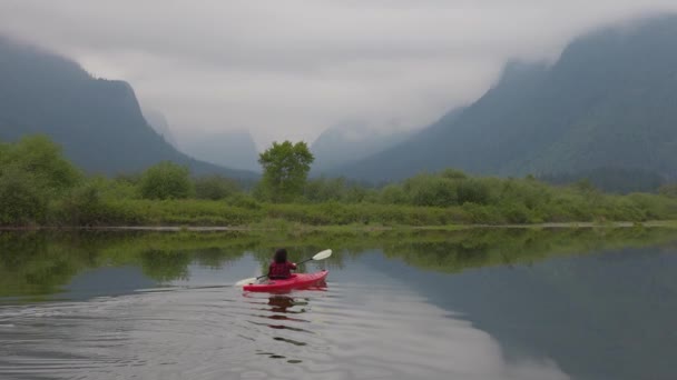 Aventura caucásica mujer adulta Kayak en Red Kayak — Vídeo de stock