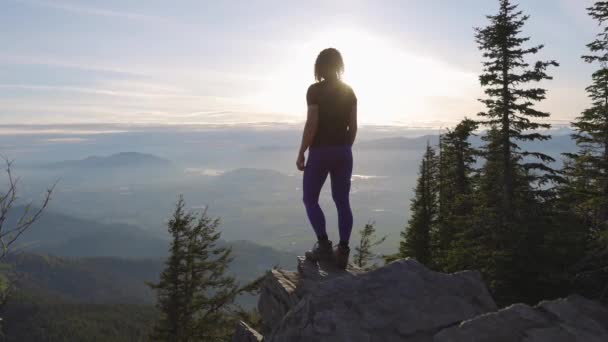 Avontuurlijke blanke volwassen vrouw wandelen in de Canadese natuur — Stockvideo