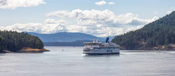 View of BC Ferries Boat passing in the Gulf Islands Narrows — Stock Photo, Image