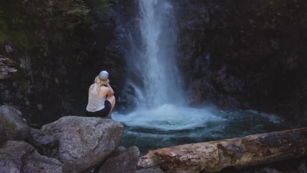 Femme adulte randonneuse aux chutes Norvan et cours d'eau dans le canyon naturel — Video