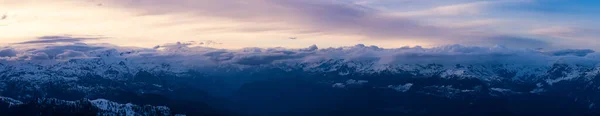 Vue Aérienne Panoramique De L'avion Du Paysage Canadien De Montagne — Photo