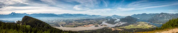 Panorámás kilátás a Fraser-völgyre a hegy tetejéről — Stock Fotó